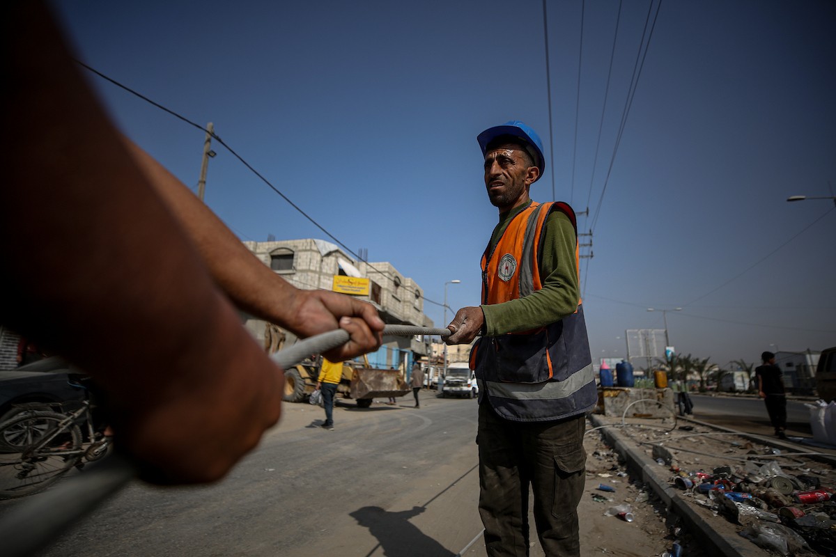 فرق من شركة الكهرباء تبدأ أعمال الصيانة والإصلاح لخطوط الكهرباء المتضررة في دير البلح وسط قطاع غزة (12).jpg