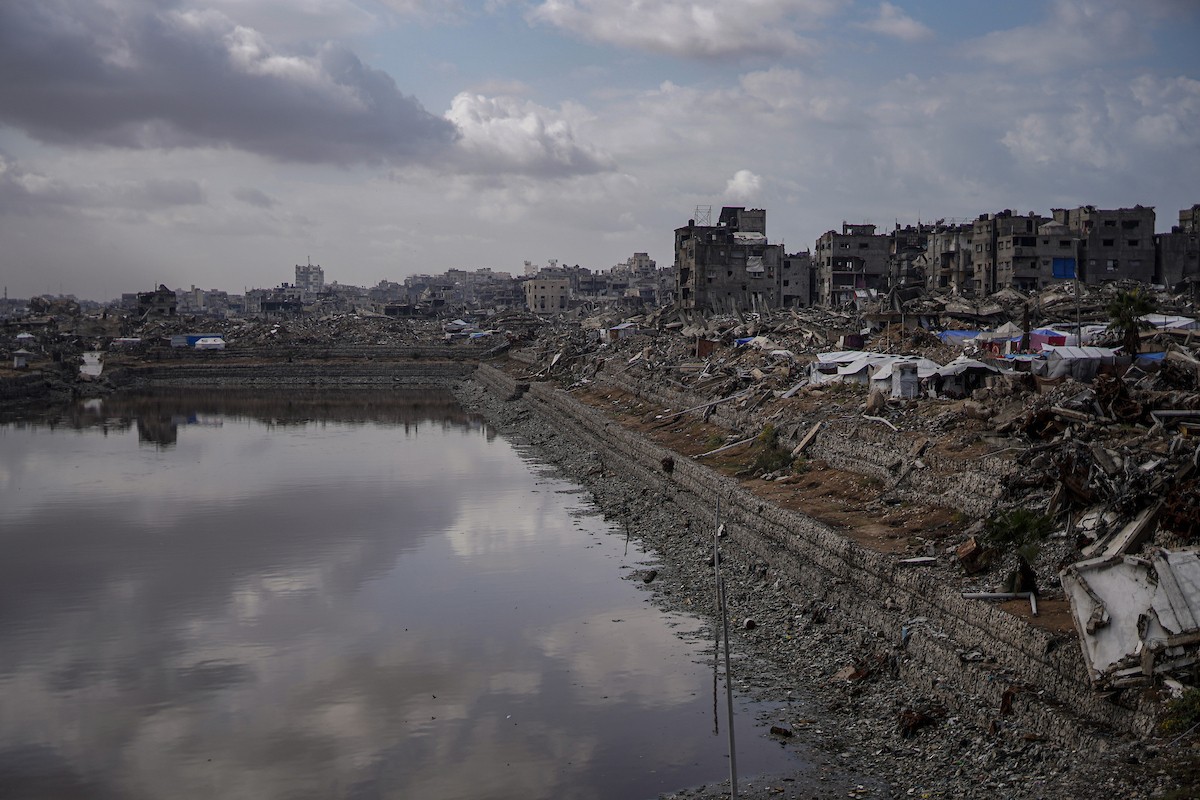 وفد من الأمم المتحدة يتفقد حوض تجميع مياه الصرف الصحي في حي الشيخ رضوان بمدينة غزة (19).jpg