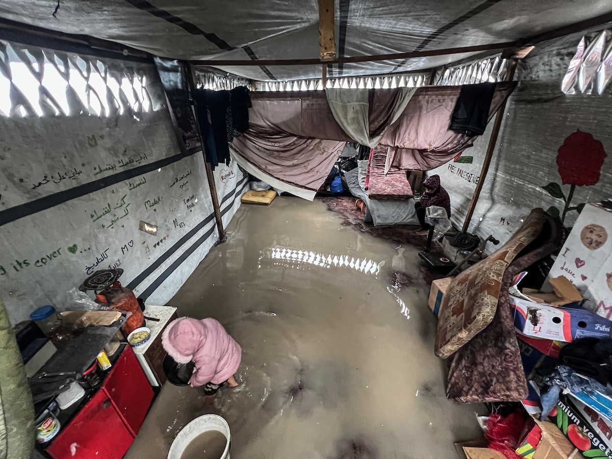 أغرقت الأمطار الغزيرة العديد من خيام النازحين الفلسطينيين في مخيم النصيرات، وسط قطاع غزة (11).jpg