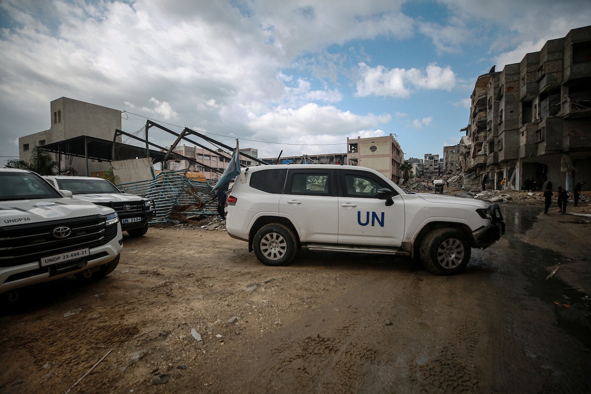 وفد من الأمم المتحدة يتفقد حوض تجميع مياه الصرف الصحي في حي الشيخ رضوان