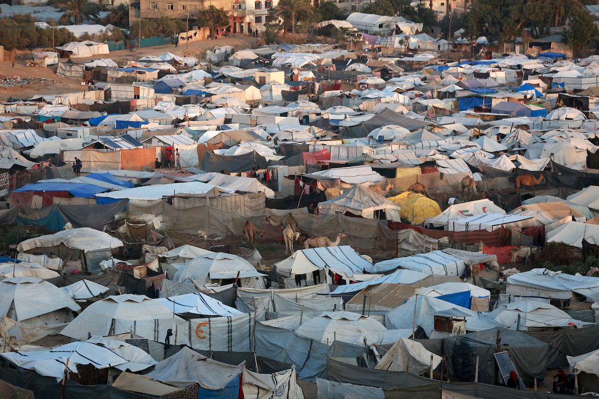 منظر عام للمنطقة حيث تواجه الأسر الفلسطينية النازحة التي تعيش في خيام مؤقتة بالقرب من مدينة الزوايدة في وسط قطاع غزة