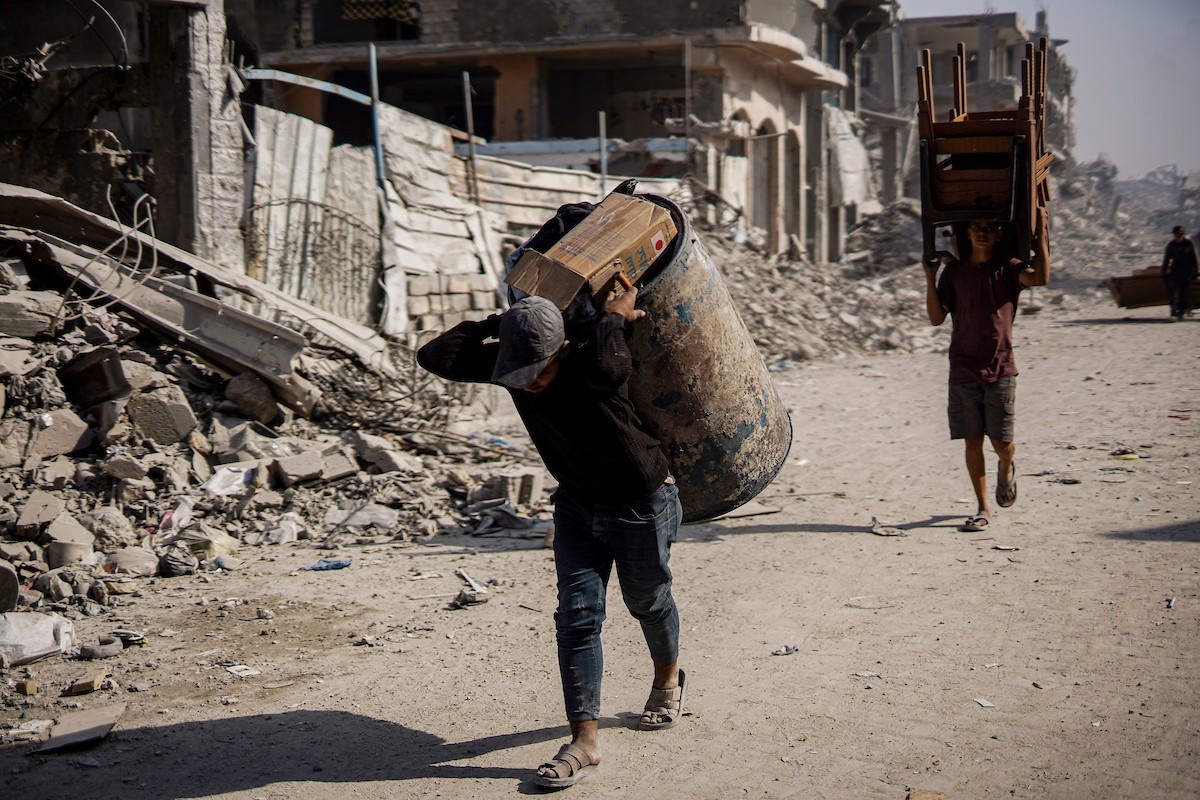 عائلات فلسطينية تتجه نحو مناطق تعتبرها أكثر أمانًا حاملة معها كل ما تستطيع حمله من أمتعة (18).jpg