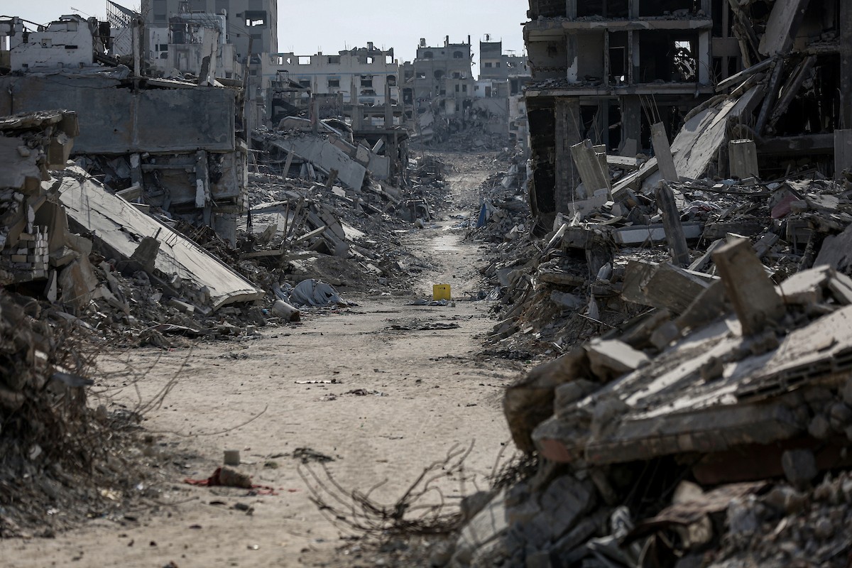 كتلة خرسانية صفراء وضعها الجيش الإسرائيلي في منطقة جباليا شمال قطاع غزة، بتاريخ 2 نوفمبر/تشرين الثاني 2025.