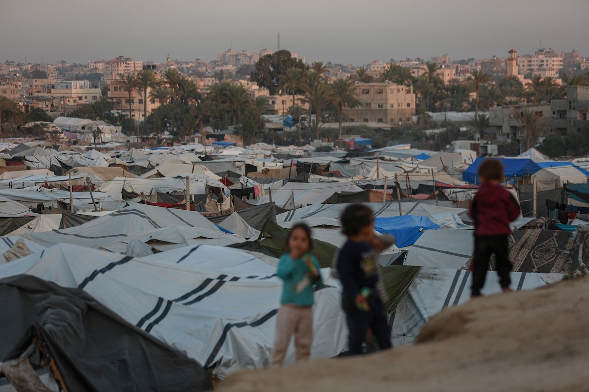 منظر عام للمنطقة حيث تواجه الأسر الفلسطينية النازحة التي تعيش في خيام مؤقتة بالقرب من مدينة الزوايدة في وسط قطاع غزة