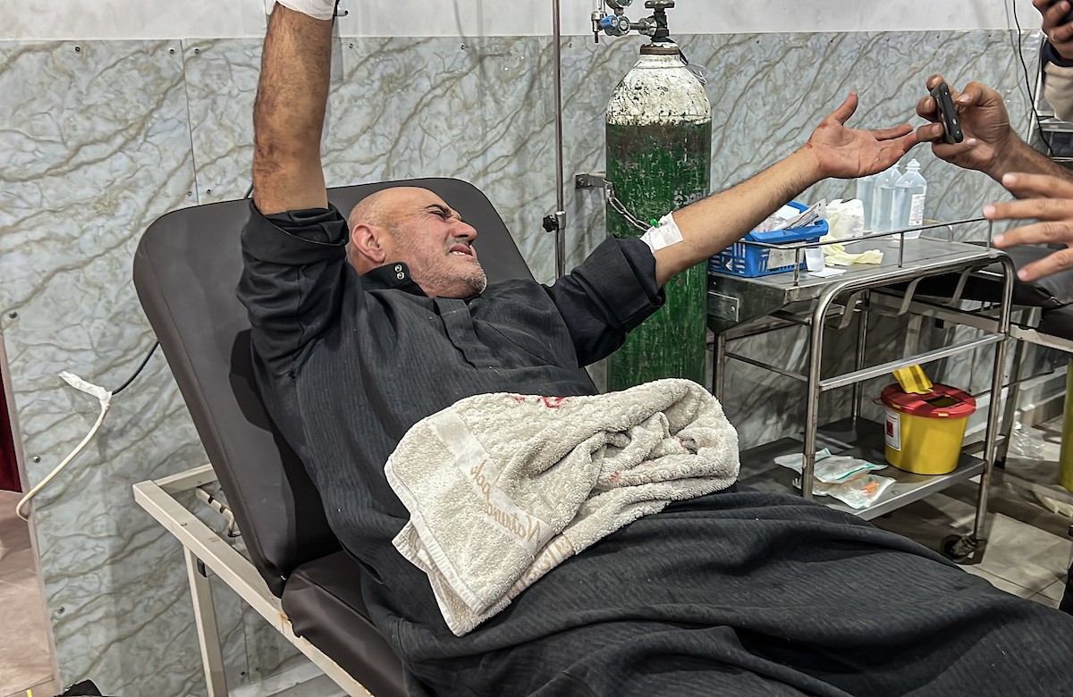 يتم نقل الجرحى الفلسطينيين بمن فيهم الأطفال إلى المستشفيات لتلقي العلاج بعد أن شن جيش الاحتلال الإسرائيلي هجمات على عدة مناطق في قطاع غزة على الرغم من وقف إطلاق النار، مستهدفًا مبنى تابعًا لعائلة أبو شاويش في مخيم ا (8).jpg