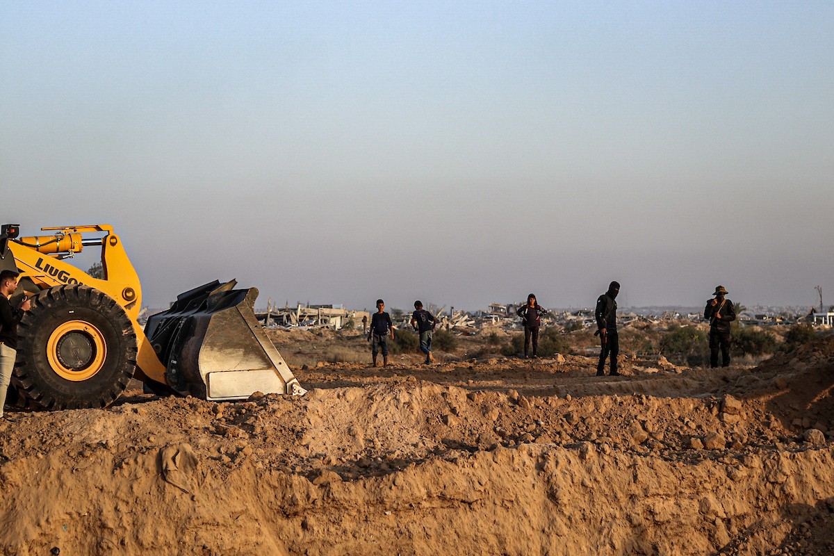 تعمل الآليات الثقيلة بالتنسيق مع أعضاء سرايا القدس وفرق.jpg