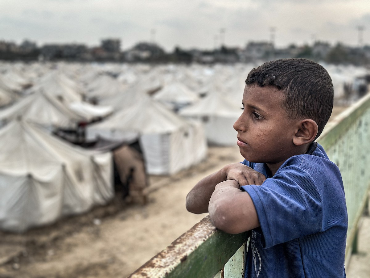 النازحون الفلسطينيون يكافحون للتكيف مع ظروف معيشية قاسية ونقص حاد في الخدمات الأساسية (10).jpg