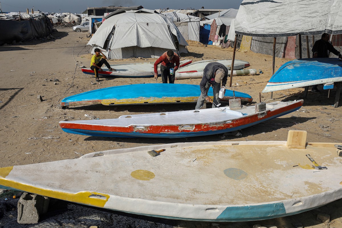 حرفيون يُصلحون قوارب الصيد في ورشة بميناء غزة البحري (8).jpg