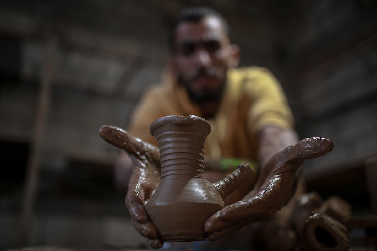 يعمل حرفيو الفخار الفلسطينيون في ورشتهم الصغيرة، حيث يُنتجون أدوات منزلية وأدوات مائدة باستخدام (17).jpg