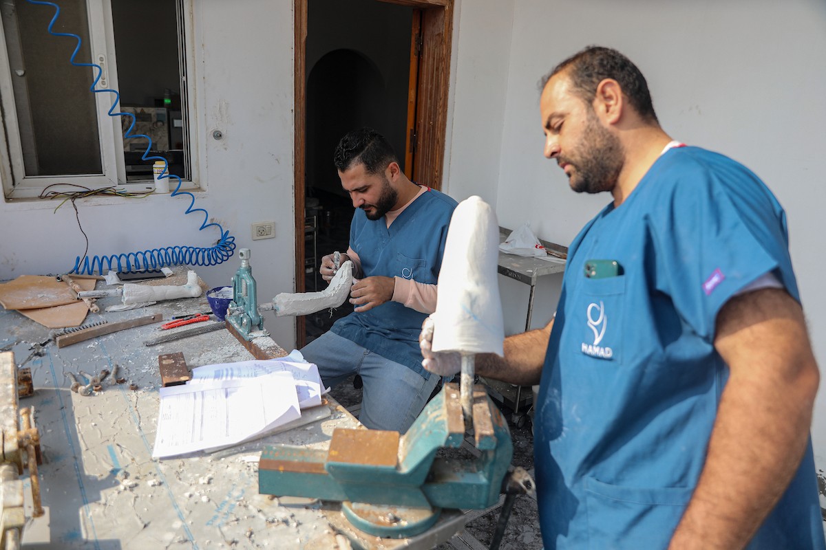 فلسطينيون، بينهم أطفال، يتلقون جلسات تأهيل باستخدام أطراف صناعية في مستشفى حمد للتأهيل بمنطقة (13).jpg