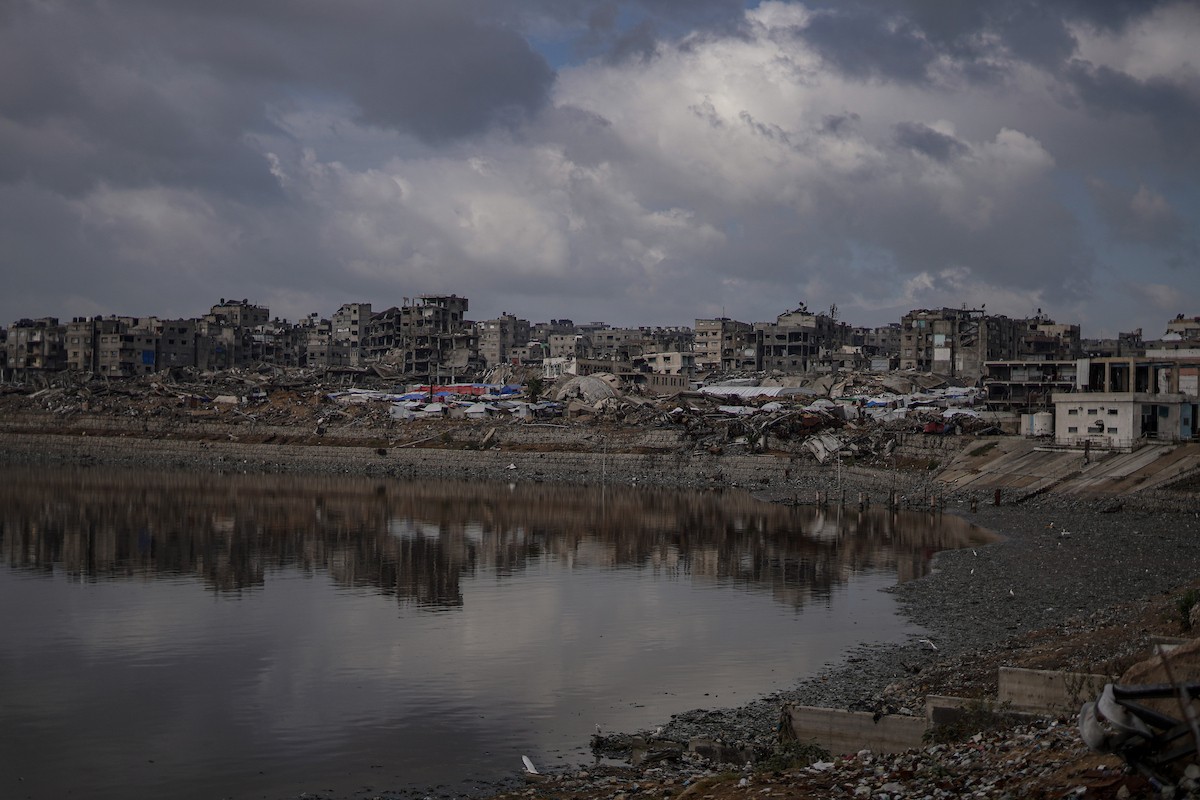 وفد من الأمم المتحدة يتفقد حوض تجميع مياه الصرف الصحي في حي الشيخ رضوان بمدينة غزة.jpg