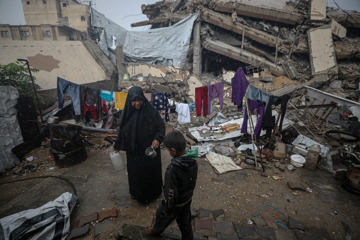 مسنان يعتنيان بـ 36 حفيدًا بعد أن فقدا خمسة من أبنائهما خلال الحرب الإسرائيلية على قطاع غزة (18).jpg