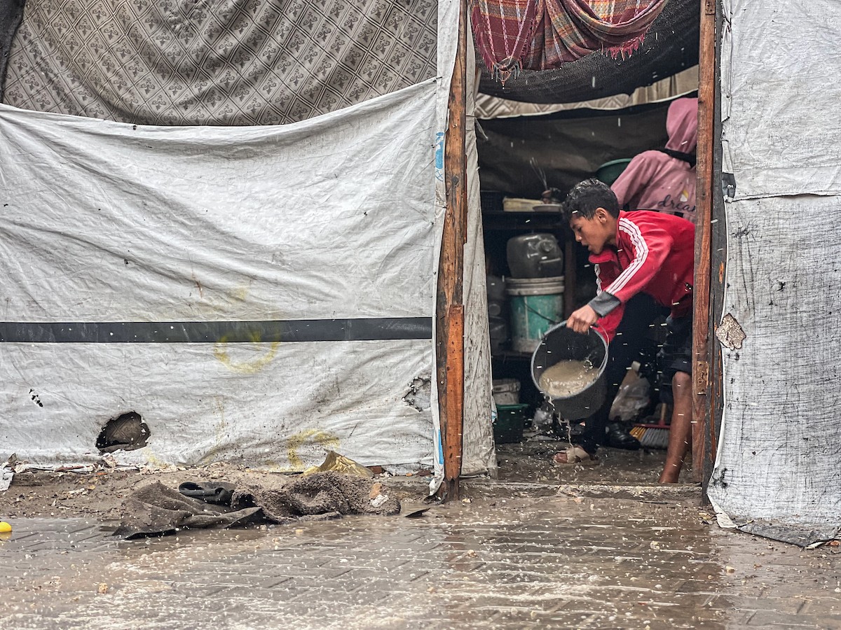 أغرقت الأمطار الغزيرة العديد من خيام النازحين الفلسطينيين في مخيم النصيرات، وسط قطاع غزة (15).jpg