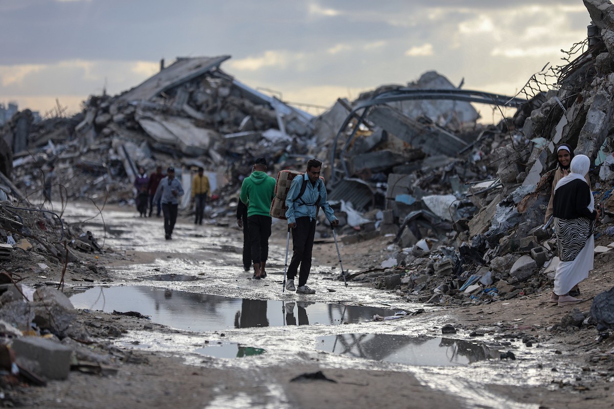 عاني الفلسطينيون الذين دمرت منازلهم جراء الهجمات الإسر (4).jpg