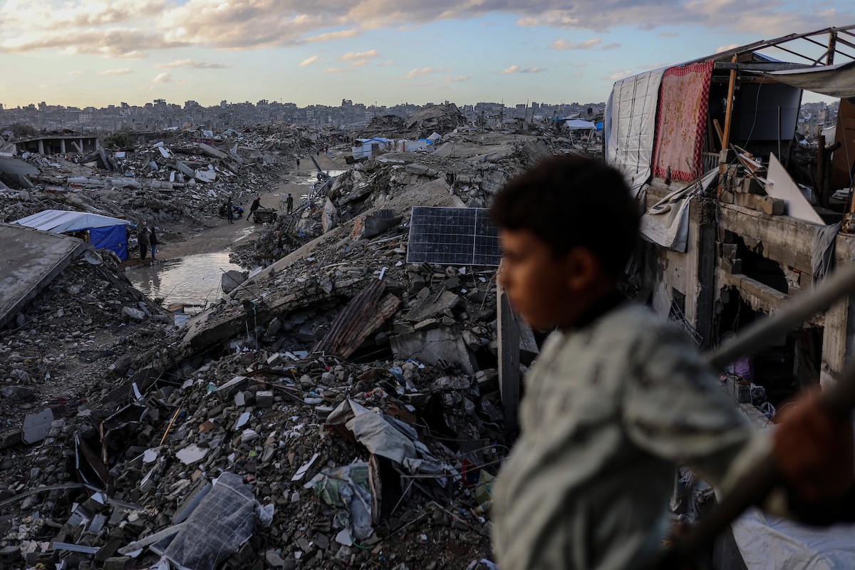 عائلة محمد حلاوة الفلسطينية تستأنف حياتها وسط ركام منزلها المدمر في جباليا (14).jpg