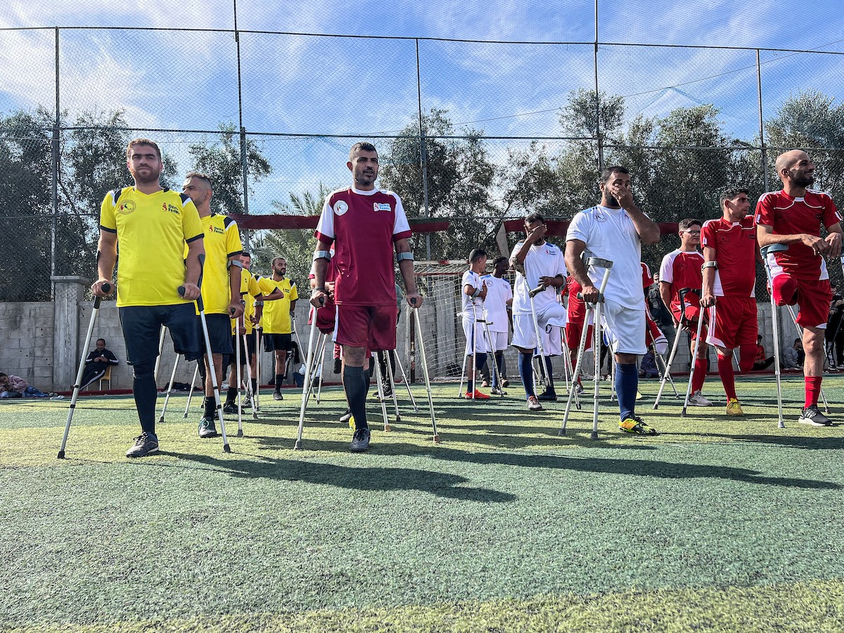 رياضيون فلسطينيون مبتورو الأطراف ضمن فعاليات بطولة الأمل لكرة القدم التي نظمتها جمعية د (16).jpg