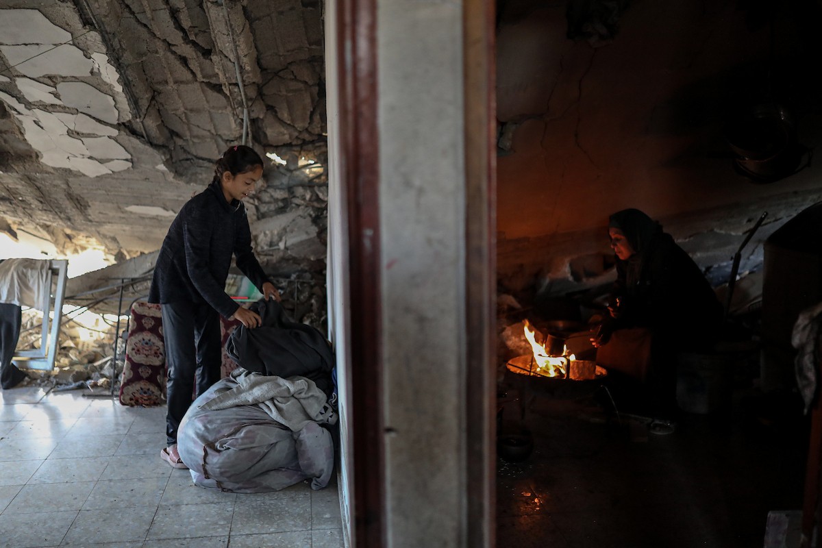 عائلة محمد حلاوة الفلسطينية تستأنف حياتها وسط ركام منزلها المدمر في جباليا (19).jpg