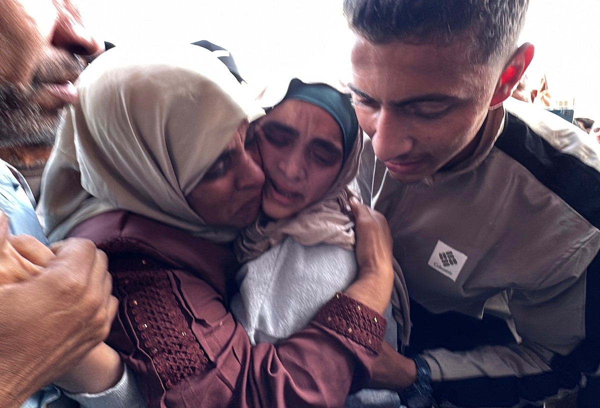 الأسيرة والممرضة الفلسطينية المحررة تسنيم الحمص تصل إلى مستشفى شهداء الأقصى في دير البلح بعد إطلاق سراحها من سجون الاحتلال.jpg