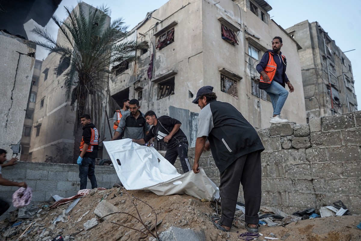 أفراد الدفاع المدني يبحثون في منزل محترق استهدفه غارات جوية إسرائيلية في مدينة غزة، في 22 نوفمبرتشرين الثاني 2025 (2).jpg