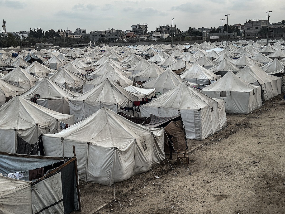 النازحون الفلسطينيون يكافحون للتكيف مع ظروف معيشية قاسية ونقص حاد في الخدمات الأساسية (2).jpg