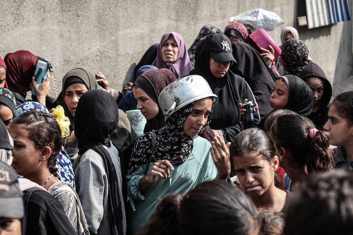 طوابير طويلة للحصول على وجبات ساخنة توزعها جمعيات خيرية في مخيم النصيرات (8).jpg