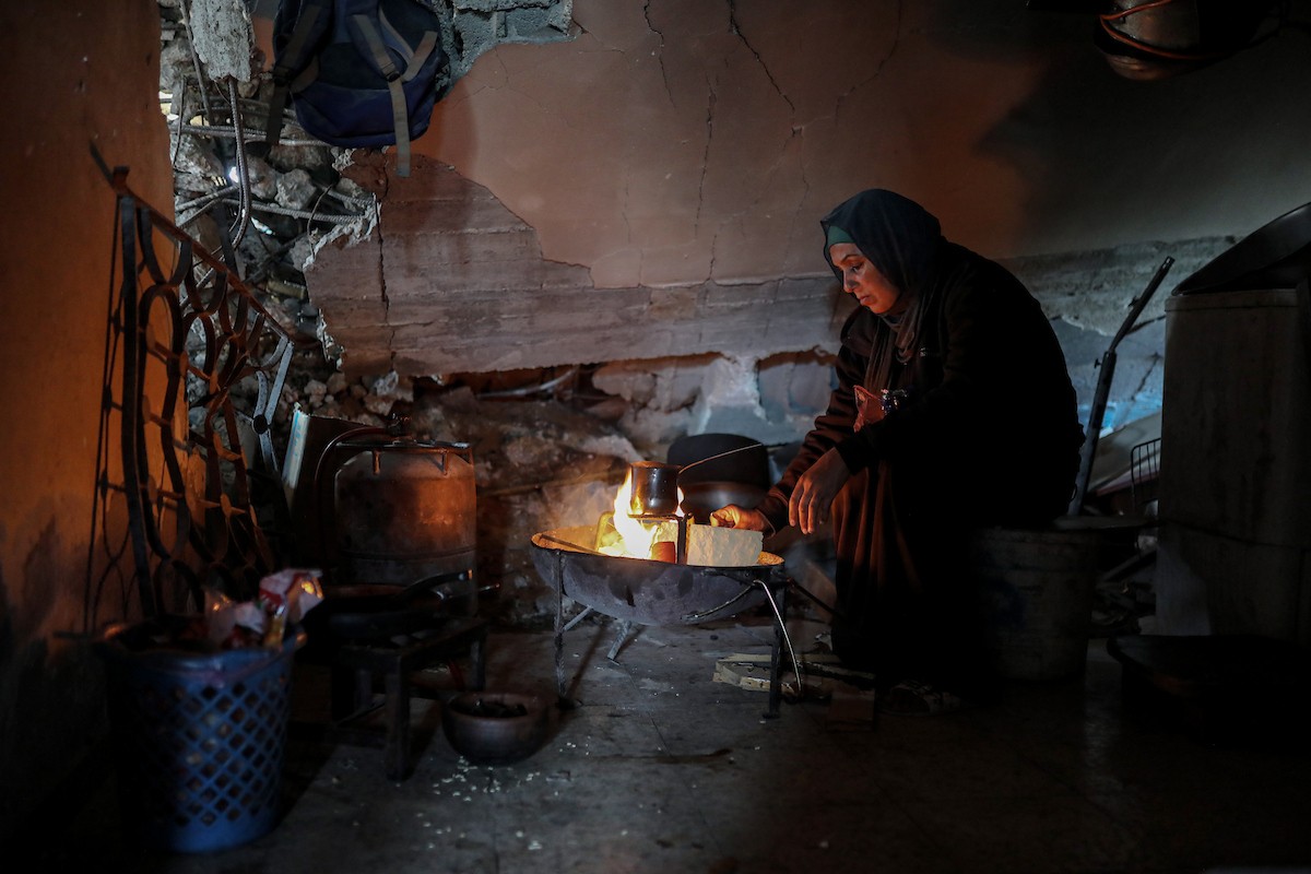 عائلة محمد حلاوة الفلسطينية تستأنف حياتها وسط ركام منزلها المدمر في جباليا (15).jpg