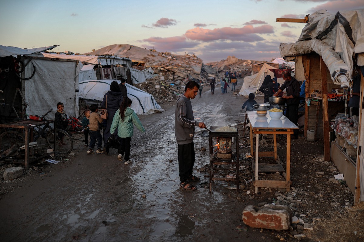 عاني الفلسطينيون الذين دمرت منازلهم جراء الهجمات الإسر (6).jpg