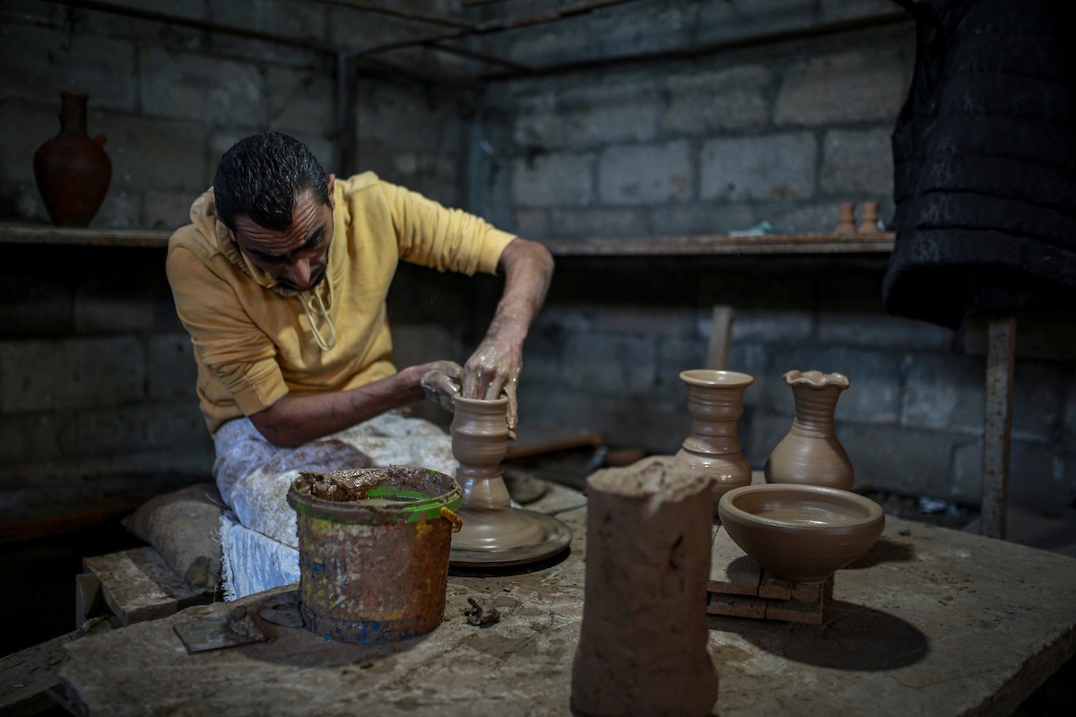يعمل حرفيو الفخار الفلسطينيون في ورشتهم الصغيرة، حيث يُنتجون أدوات منزلية وأدوات مائدة باستخدام (23).jpg