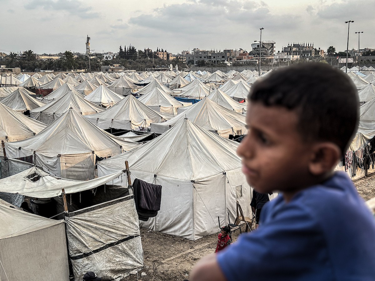 النازحون الفلسطينيون يكافحون للتكيف مع ظروف معيشية قاسية ونقص حاد في الخدمات الأساسية (4).jpg