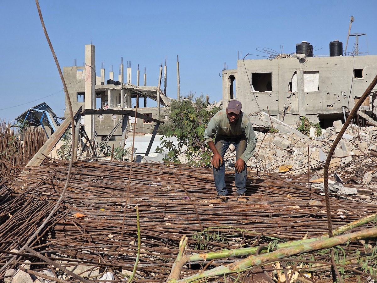 يُعيد فلسطينيون تدوير قضبان معدنية مُنتشلة من المباني المُدمرة في قطاع غزة، ٢٣ نوفمبر/ تشرين الثاني ٢٠٢٥