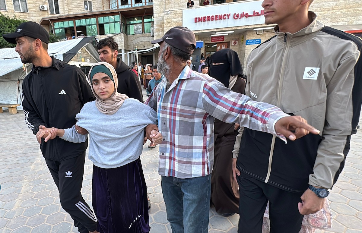 الأسيرة والممرضة الفلسطينية المحررة تسنيم الحمص تصل إلى مستشفى شهداء الأقصى في دير البلح بعد إطلاق سراحها من سجون الاحتلال (8).jpg