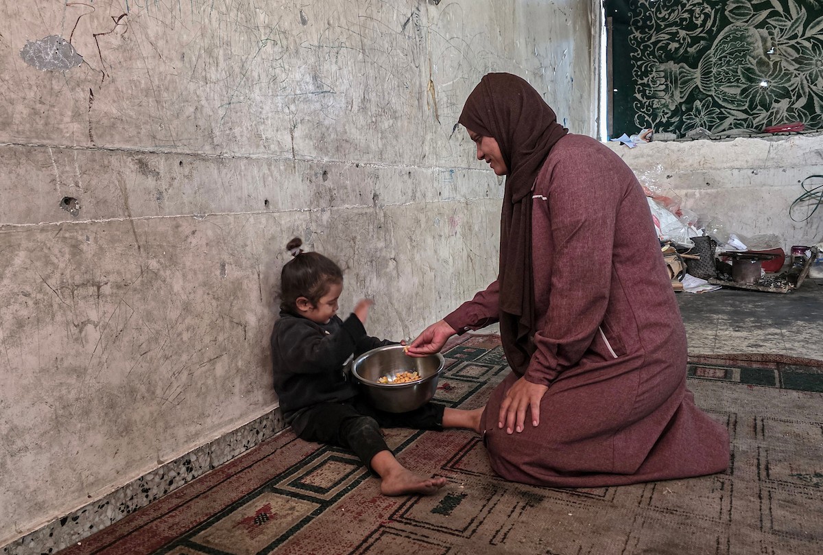 امرأة فلسطينية تأوي مع أطفالها داخل مدرسة مدمرة قرب خط التماس الخط الأصفر شرق خان يونس (5).jpg