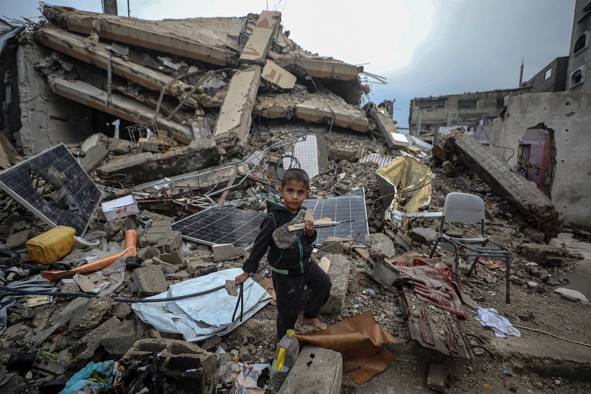 مسنان يعتنيان بـ 36 حفيدًا بعد أن فقدا خمسة من أبنائهما خلال الحرب الإسرائيلية على قطاع غزة (39).jpg