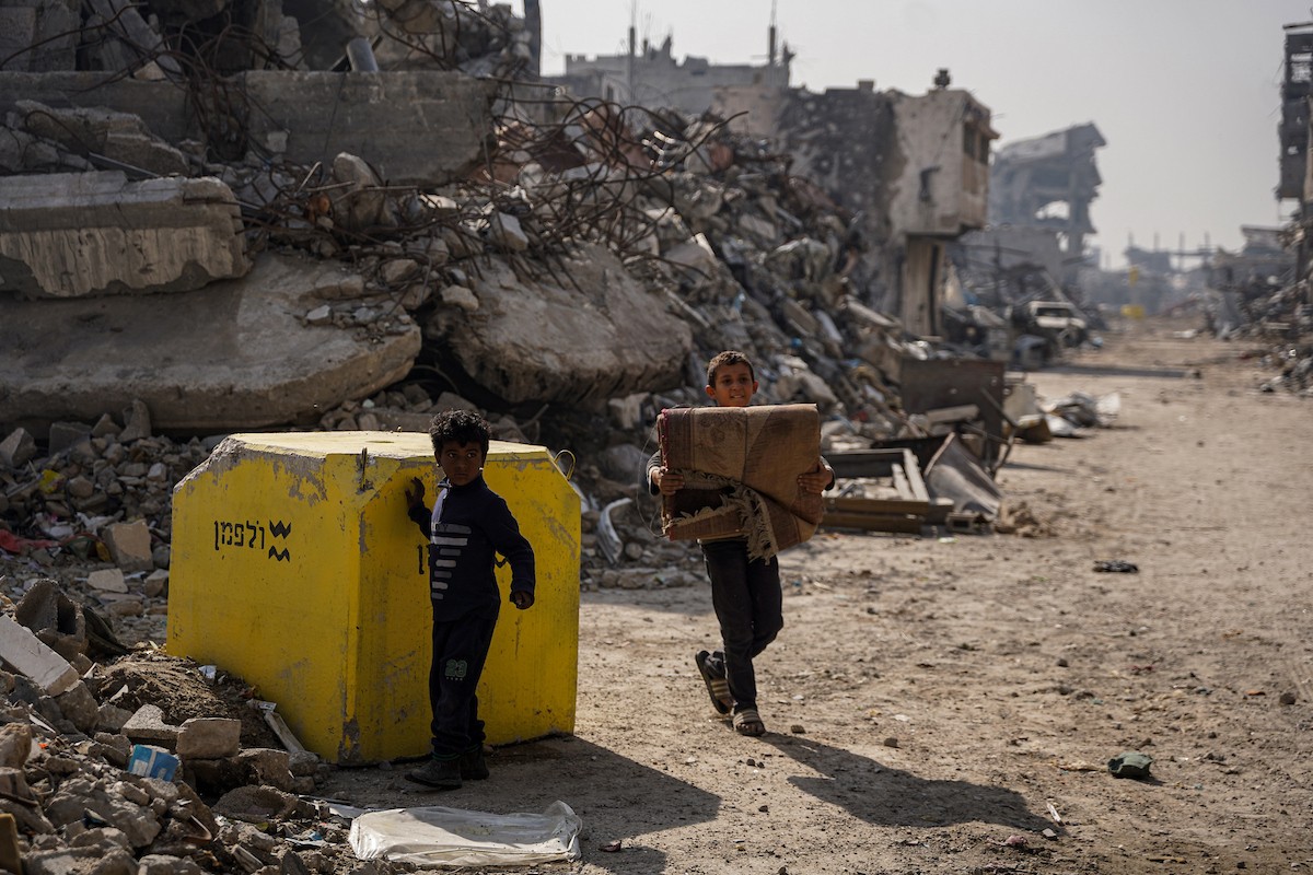 عائلات فلسطينية تتجه نحو مناطق تعتبرها أكثر أمانًا حاملة معها كل ما تستطيع حمله من أمتعة (9).jpg