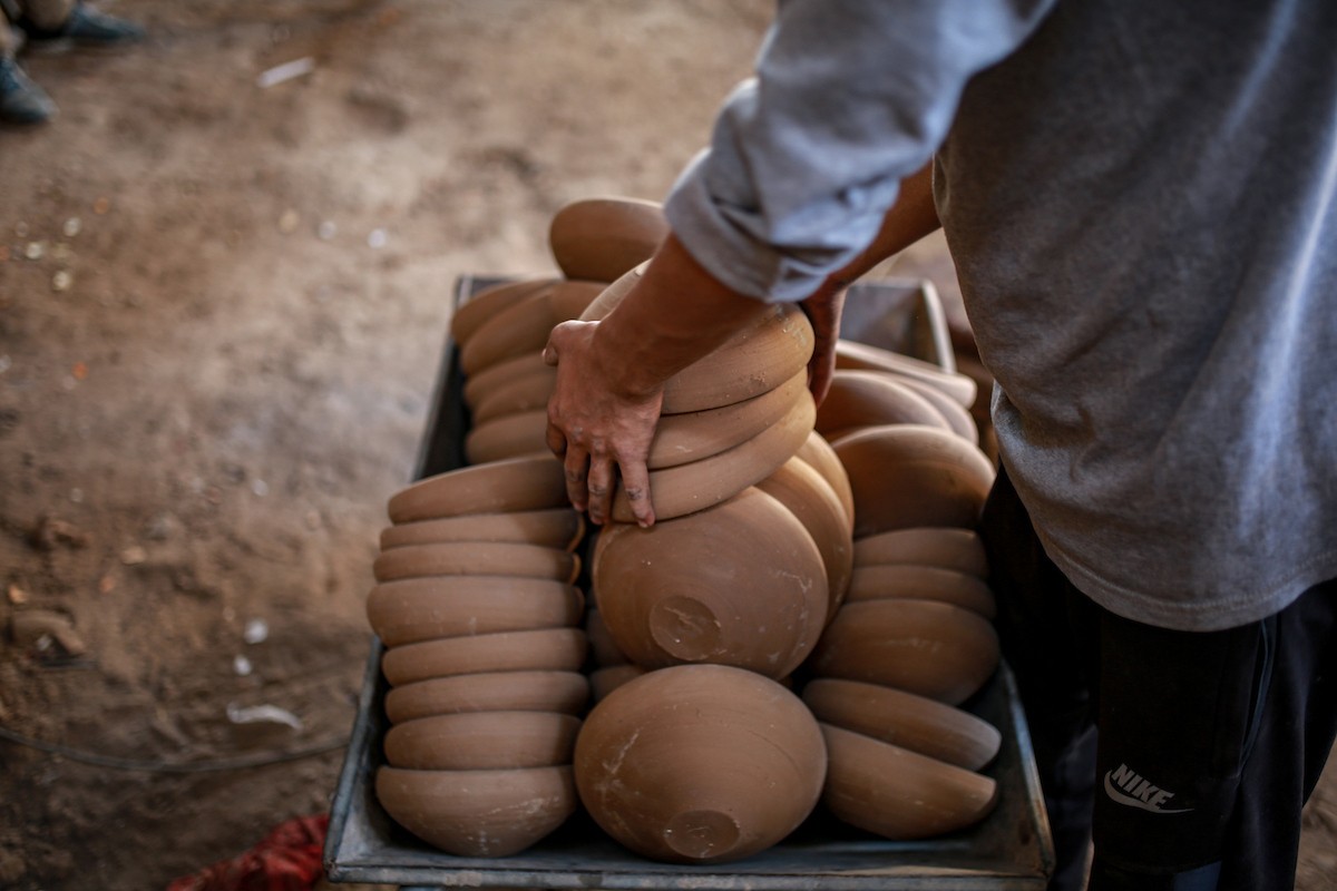 يعمل حرفيو الفخار الفلسطينيون في ورشتهم الصغيرة، حيث يُنتجون أدوات منزلية وأدوات مائدة باستخدام (33).jpg