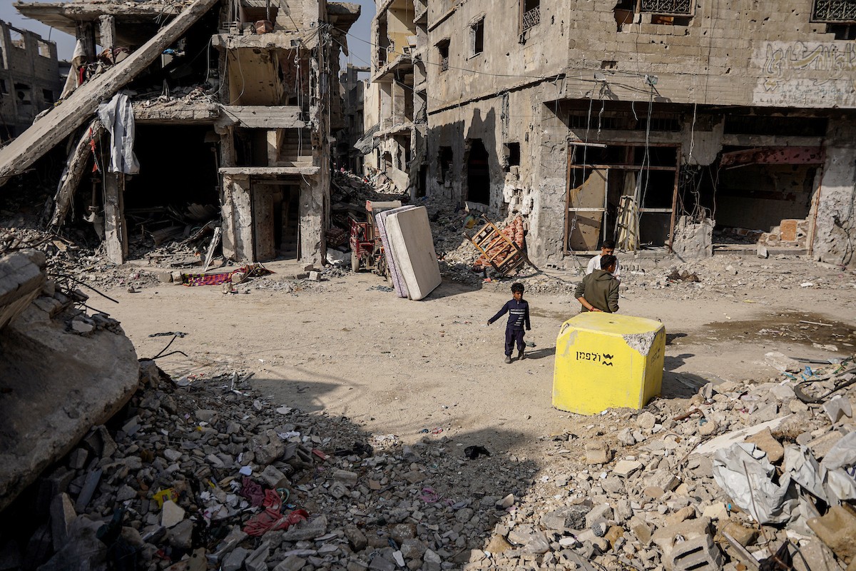 عائلات فلسطينية تتجه نحو مناطق تعتبرها أكثر أمانًا حاملة معها كل ما تستطيع حمله من أمتعة (7).jpg