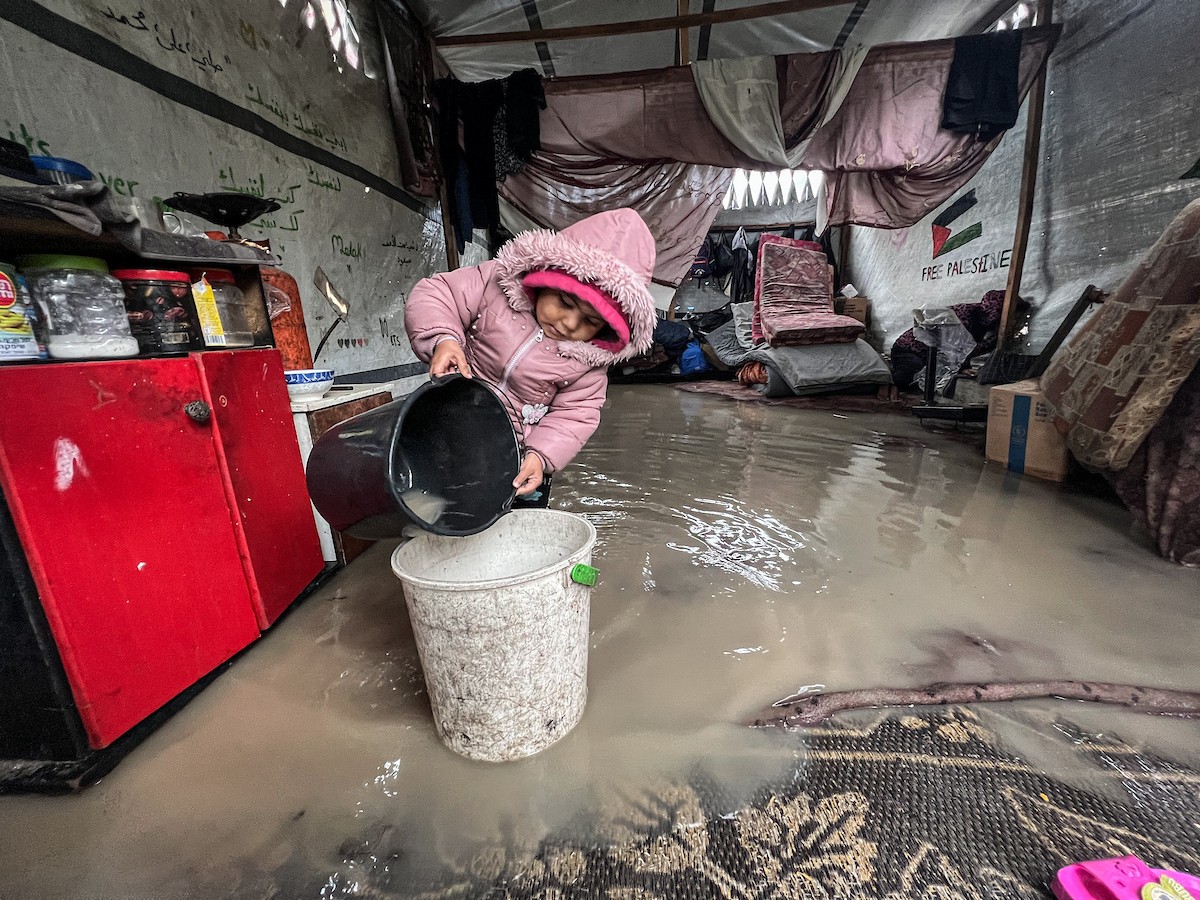 أغرقت الأمطار الغزيرة العديد من خيام النازحين الفلسطينيين في مخيم النصيرات، وسط قطاع غزة (13).jpg