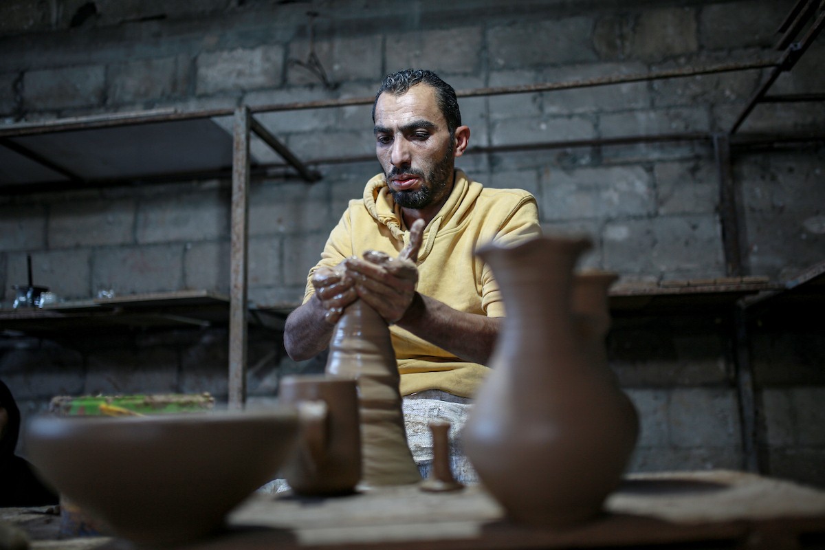 يعمل حرفيو الفخار الفلسطينيون في ورشتهم الصغيرة، حيث يُنتجون أدوات منزلية وأدوات مائدة باستخدام (14).jpg