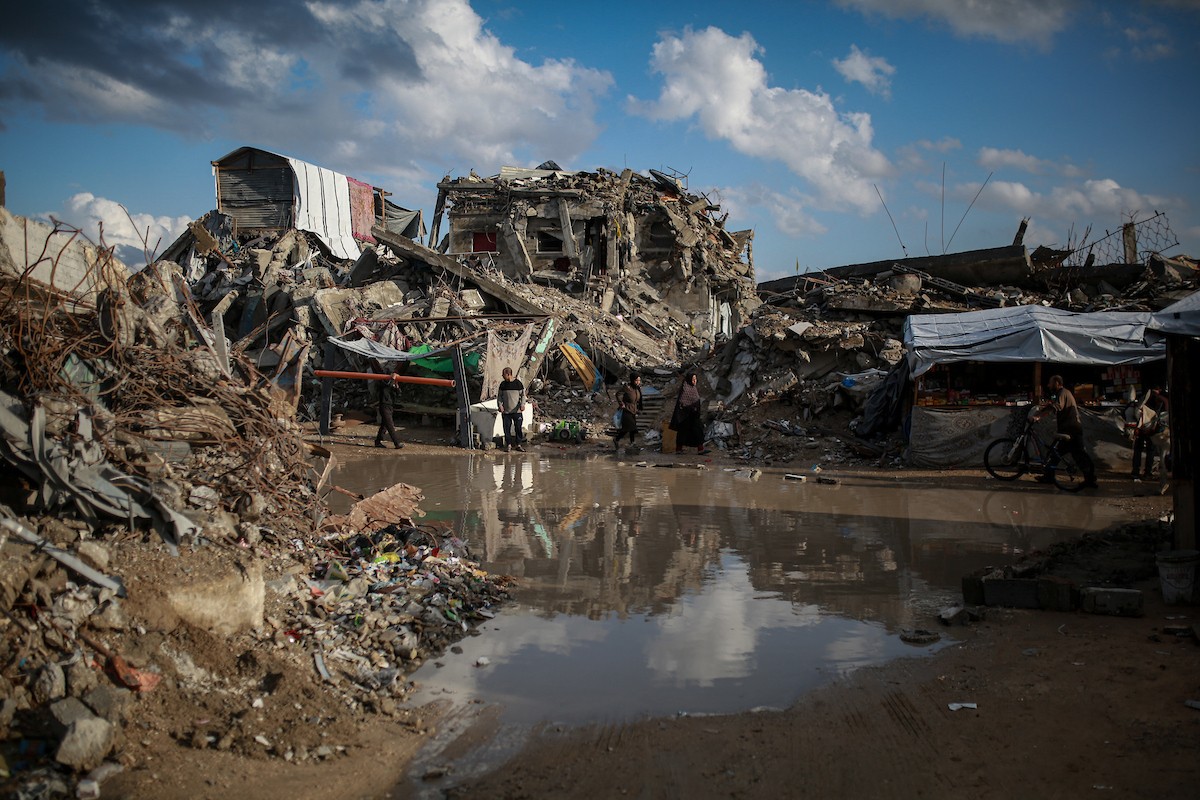 عاني الفلسطينيون الذين دمرت منازلهم جراء الهجمات الإسر (2).jpg