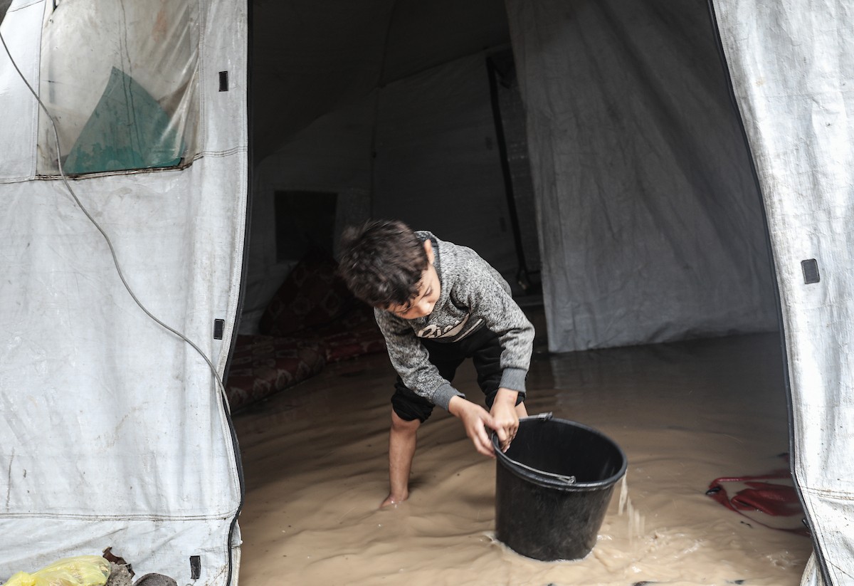 أغرقت الأمطار الغزيرة العديد من خيام النازحين الفلسطينيين في مخيم البريج، وسط قطاع غزة، في 25 نوفمبرتشرين ا (5).jpg