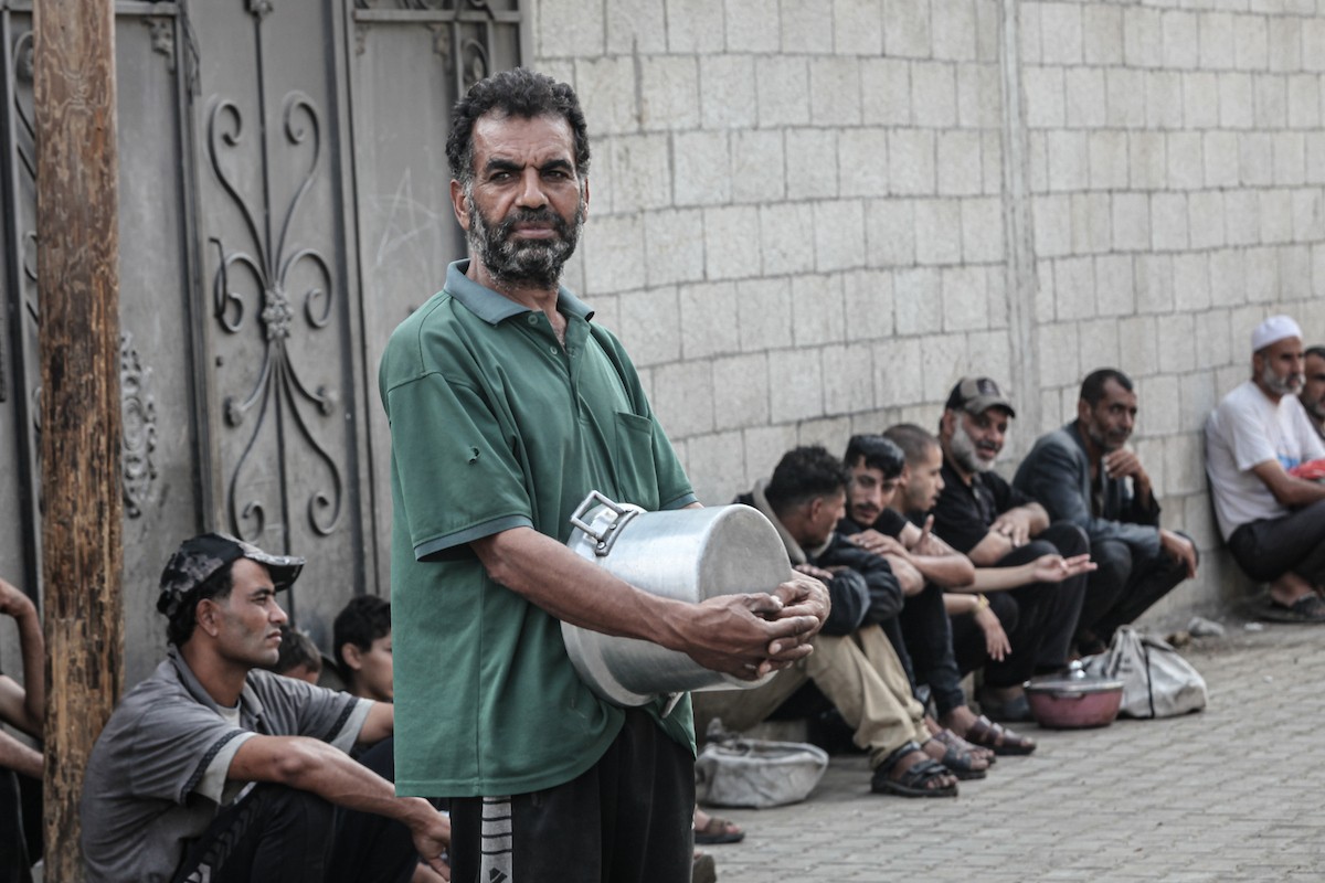 طوابير طويلة للحصول على وجبات ساخنة توزعها جمعيات خيرية في مخيم النصيرات (11).jpg