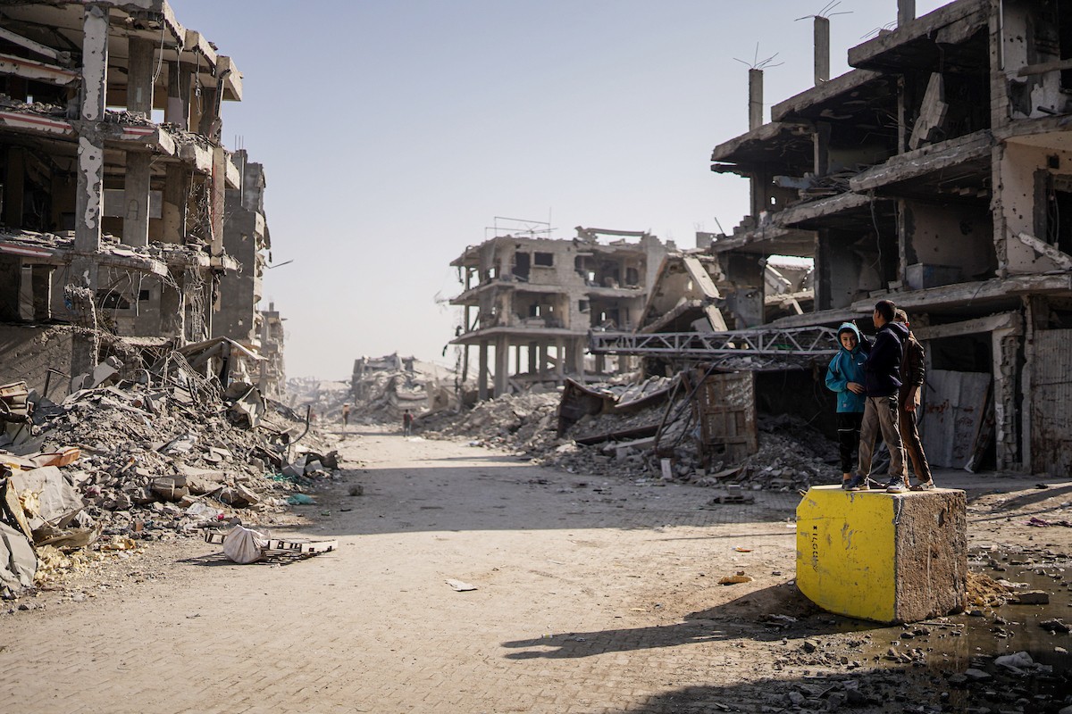 عائلات فلسطينية تتجه نحو مناطق تعتبرها أكثر أمانًا حاملة معها كل ما تستطيع حمله من أمتعة (3).jpg