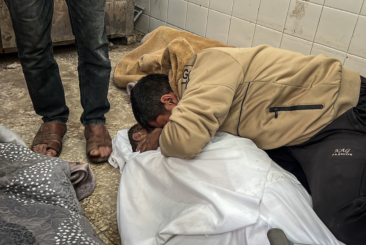 أقارب الفلسطينيين الذين فقدوا أرواحهم جراء الهجمات الإسرائيلية، ينعون خلال مراسم الجنازة التي أُقيمت في مستشفى شهداء الأقصى في دير البلح، وسط قطاع غزة، 23 نوفمبر/تشرين الثاني 2025.