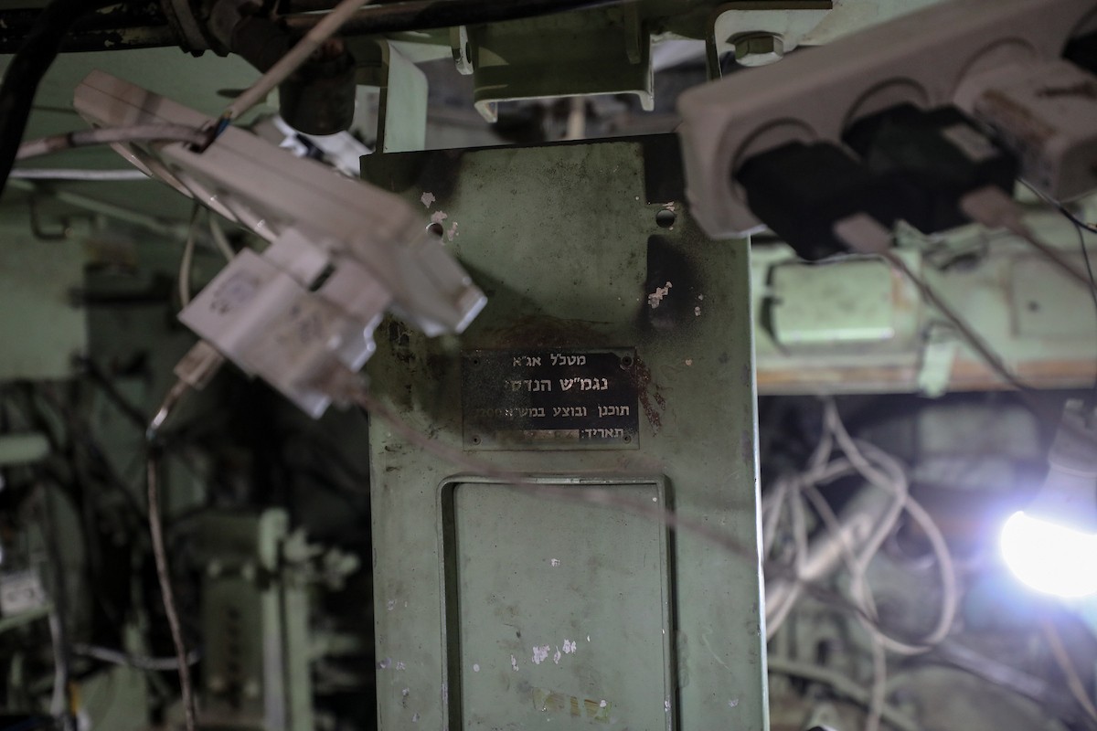 الشاب الفلسطيني يحيى خزيق من سكان غزة، يُعيد استخدام مدرعة إسرائيلية مهجورة (8).jpg