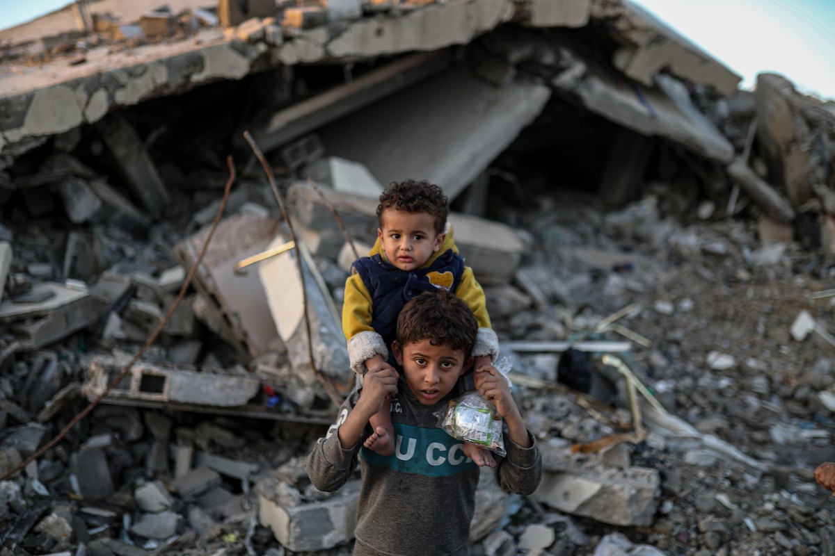 عاني الفلسطينيون الذين دمرت منازلهم جراء الهجمات الإسرائيلية من.jpg