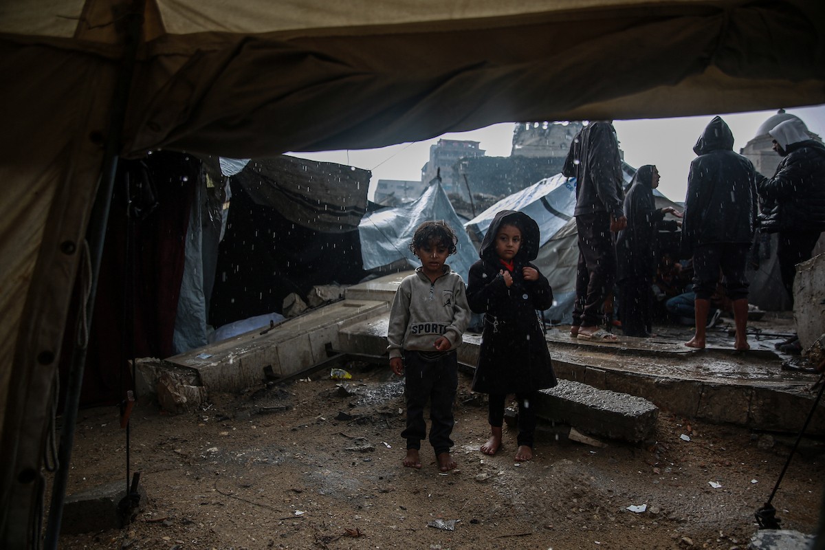 منظر لخيام النازحين في ميناء غزة بعد أن غمرتها مياه الأمطار، مخلفةً بركًا من الماء والطين في أنحاء مدينة غزة، 14 نوفمبر/تشرين الثاني 2025