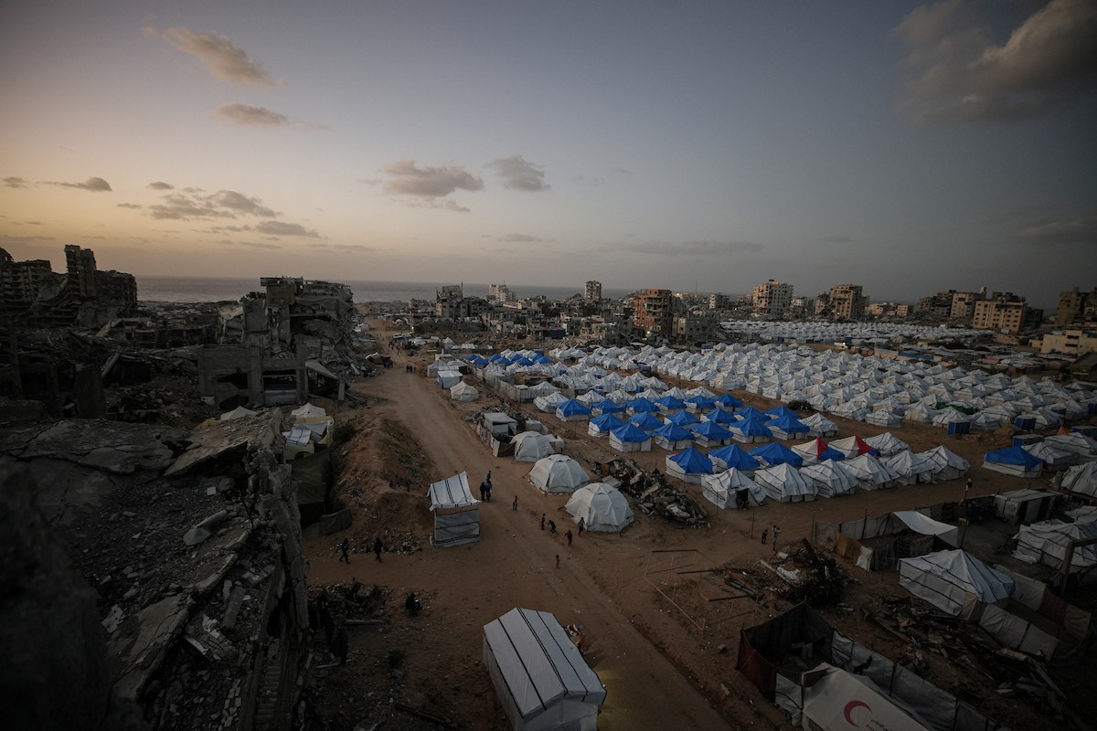 خيام النزوح المنتشرة وسط الدمار في شمال مدينة غزة في 30 نوفمبر/تشرين الثاني 2025