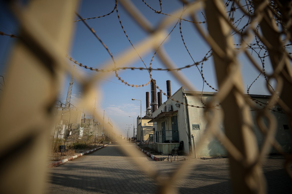 فرق من شركة الكهرباء تبدأ أعمال الصيانة والإصلاح لخطوط الكهرباء المتضررة في دير البلح وسط قطاع غزة (9).jpg