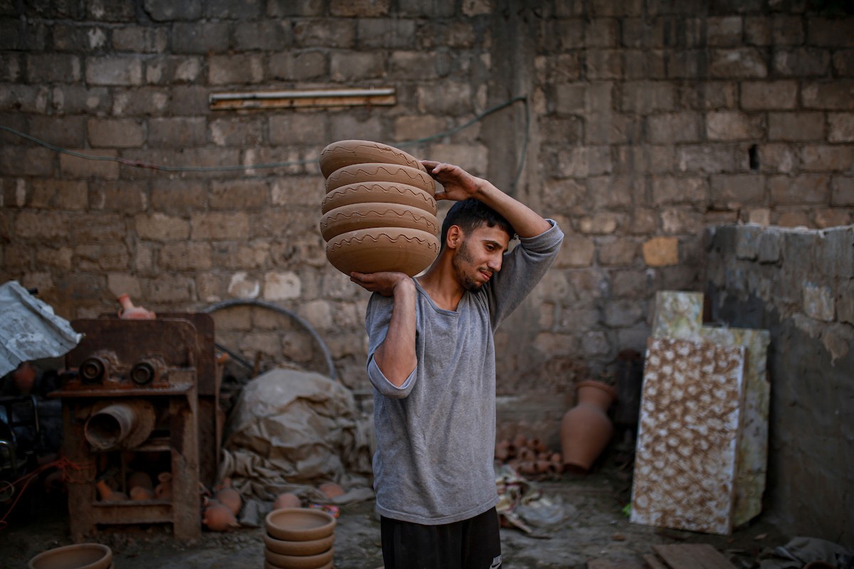 يعمل حرفيو الفخار الفلسطينيون في ورشتهم الصغيرة، حيث يُنتجون أدوات منزلية وأدوات مائدة باستخدام (18).jpg