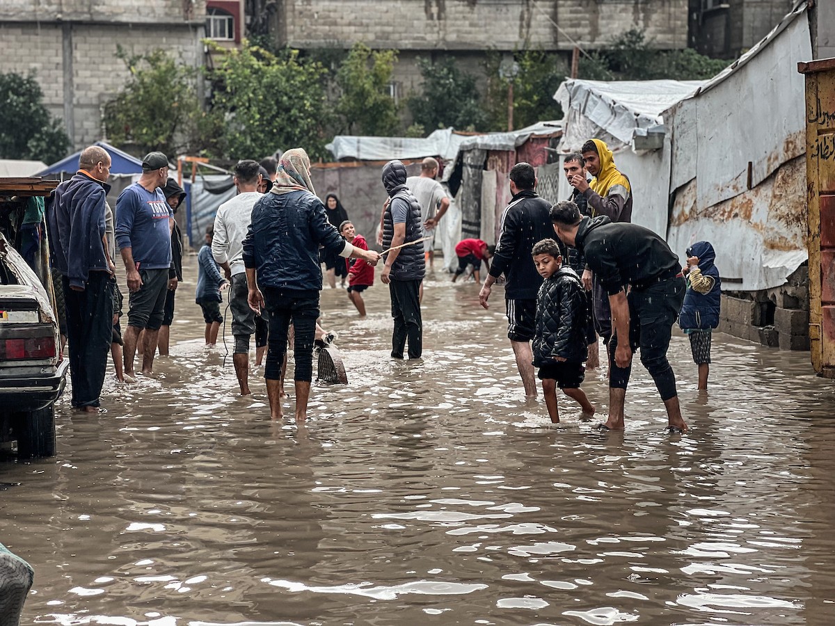 أغرقت الأمطار الغزيرة العديد من خيام النازحين الفلسطينيين في مخيم النصيرات، وسط قطاع غزة (17).jpg
